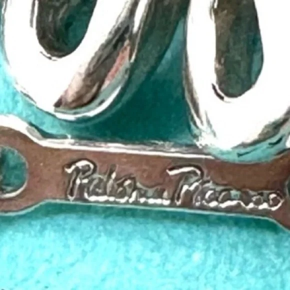 Authentic Tiffany& Co Paloma Picasso Daisy Flower Pendant Necklace.